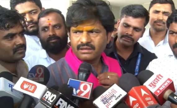 आज (20 सप्टेंबर) राष्ट्रवादी (शरद पवार गट) पक्षाच्या वतीने बदलापुरात गोपीचंद पडळकर यांच्या वक्तव्याचा निषेध करण्यात आला. यावेळी कार्यकर्त्यांनी जयंत पाटील यांच्या प्रतिमेला दुग्धाभिषेक करत गोपीचंद पडळकर यांच्या विरोधात जोरदार घोषणाबाजी केली.