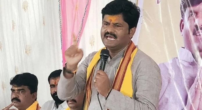 गोपीचंद पडळकर यांनी जयंत पाटील यांच्यावर अत्यंत खालच्या शब्दात टीका केल्यामुळे राज्यभरात याचे पडसाद उमटले आहेत. बदलापुरातही राष्ट्रवादी शरद पवार पक्षाच्या कार्यकर्त्यांनी पडळकर यांच्या प्रतिमेला जोडे मारत जोरदार घोषणाबाजी केली.