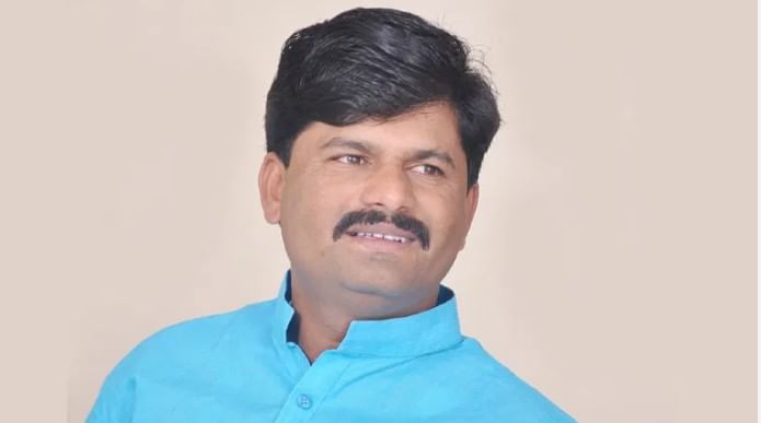 या आंदोलनात राष्ट्रवादी शरद पवार पक्षाचे कार्यकर्ते मोठ्या संख्येनं सहभागी झाले होते. यावेळी गोपीचंद पडळकर यांच्या निषेधाचे पोस्टर्सही दाखवण्यात आले. तसेच पडळकरांविरोधात जोरदार घोषणाबाजी करण्यात आली.