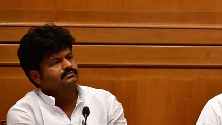 पडळकरांच्या वादग्रस्त विधानाने राजकीय वातावरण तापलं पडळकरांच्या वादग्रस्त विधानाने राजकीय वातावरण तापलं
