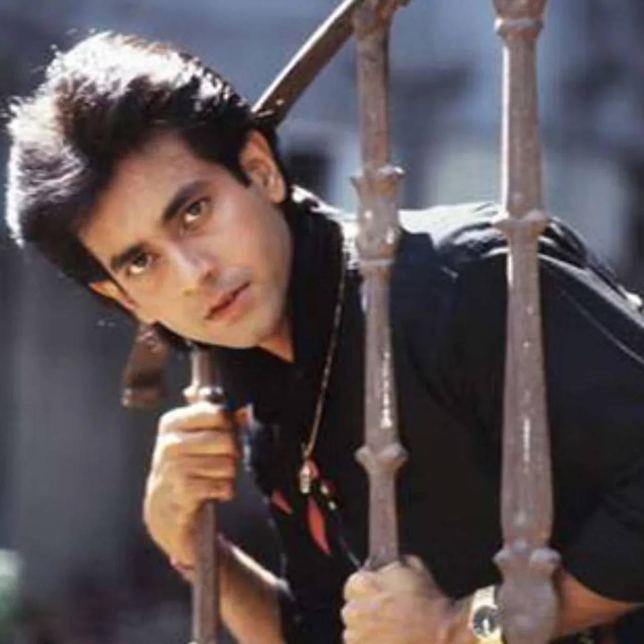 काही दिवसांपूर्वी गोविंदा आणि त्याची पत्नी सुनीता अहुजा यांच्या घटस्फोटाची अफवा पसरलेली. सुनीताने अनेकदा या चर्चा फेटाळून लावल्या. दोघे गणेश चतुर्थीच्या पूजेत एकत्र दिसले. अभिनेत्याच्या फिल्मी सफरबद्दल बोलायच झाल्यास, 90 च्या दशकात त्याने इतके कमलीचे चित्रपट दिलेत की, गोविंदाला हिट मशीन म्हटलं जायचं. गोविंदाने अनेक मोठ्या फिल्ममेकर्ससोबत काम केलय. 