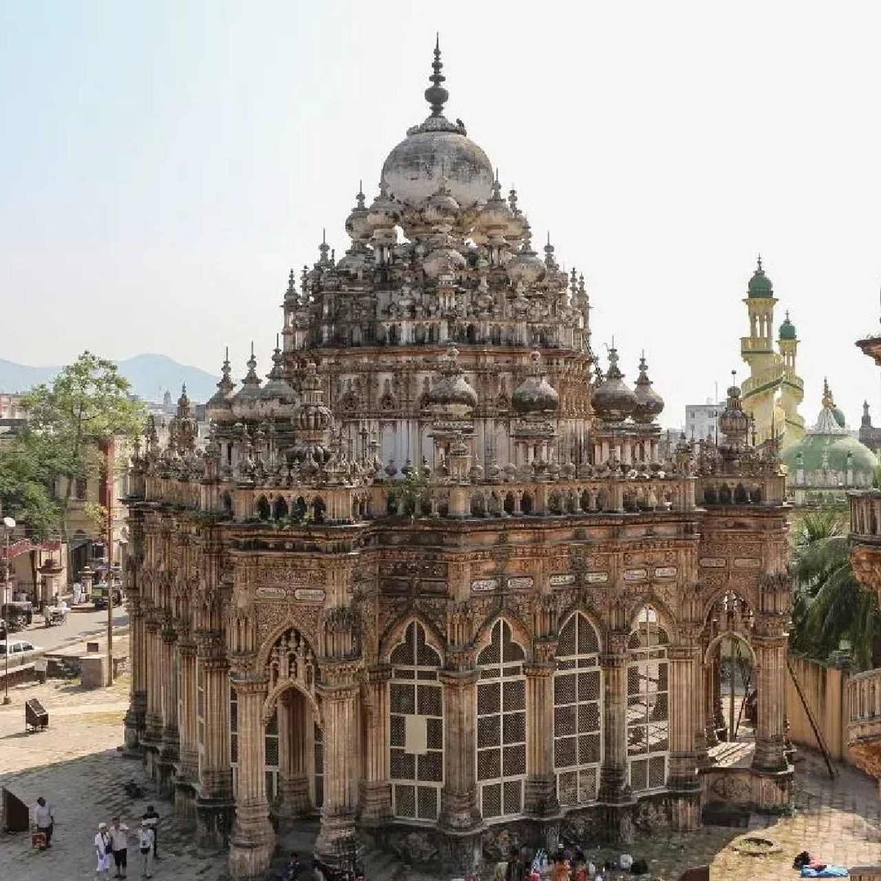 गुजरातच्या जूनागढमध्ये असलेला महाबत मकबरा खूप प्रसिद्ध आहे. लोक इथे फिरायला येतात. या मकबऱ्यामध्ये एक इतिहास आहे. या मकबऱ्याच नाव  महाबत खानजी यांच्या नावावर ठेवण्यात आलय.  महाबत खानजी जूनागढचे नवाब होते. त्यांनी 1851 ते 1882 पर्यंत शासन केलं. त्यांचं नाव अमर बनवण्यासाठी मकबऱ्याच नाव महाबत मकबरा ठेवण्यात आलं. 