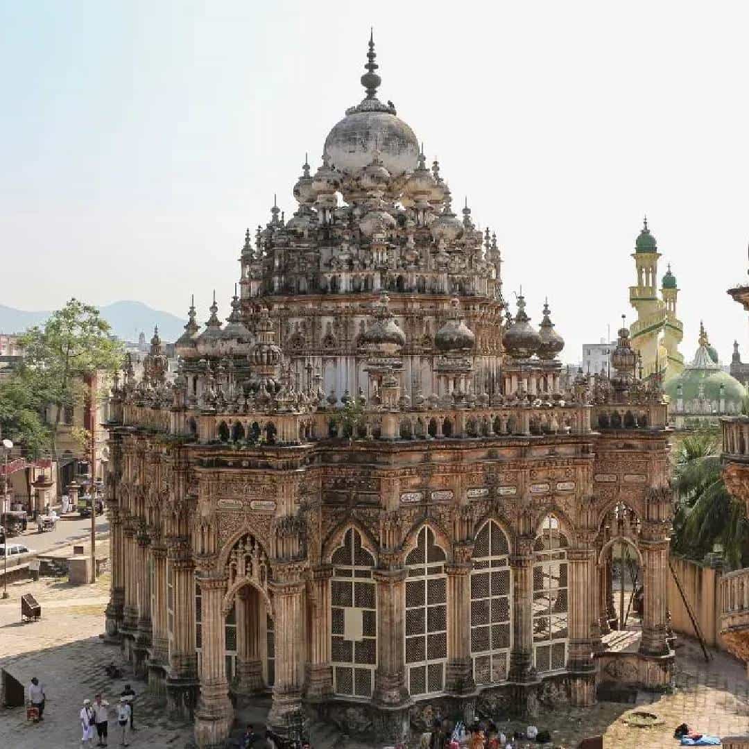 गुजरातच्या जूनागढमध्ये असलेला महाबत मकबरा खूप प्रसिद्ध आहे. लोक इथे फिरायला येतात. या मकबऱ्यामध्ये एक इतिहास आहे. या मकबऱ्याच नाव महाबत खानजी यांच्या नावावर ठेवण्यात आलय. महाबत खानजी जूनागढचे नवाब होते. त्यांनी 1851 ते 1882 पर्यंत शासन केलं. त्यांचं नाव अमर बनवण्यासाठी मकबऱ्याच नाव महाबत मकबरा ठेवण्यात आलं.