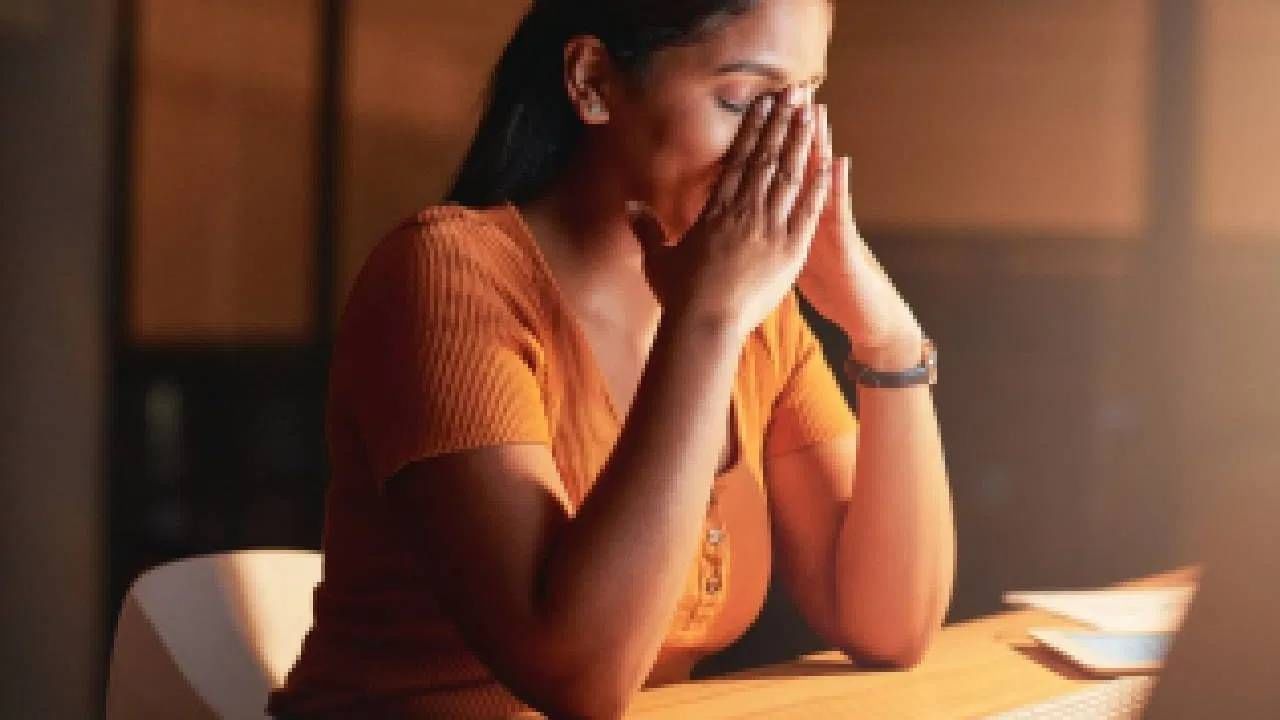 आजकालच्या धावपळीच्या जीवनशैलीमध्ये अगदी कमी वयातील मुलांना देखील केस गळतीची आणि केस पांढरे होण्याची समस्या जाणवते. यामुळे फक्त अनुवांशिक कारण नसू शकते. 