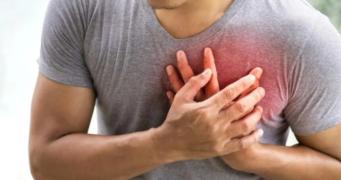 सध्या एका खुर्चीवर बसून काम करणाऱ्यांचे प्रमाण वाढले आहे. अनेक ठिकाणी तर वर्क फ्रॉम होमचेही प्रमाण वाढले आहे. त्यामुळे कित्येक तास एका जागेवर बसून काम केल्याने हॉर्ट अटॅक येण्याची शक्यता वाढली आहे. म्हणूनच सायलेंट हॉर्ट अटॅकपासून वाचण्यासाठी योग्य काळजी घेणे गरजेचे आहे. 