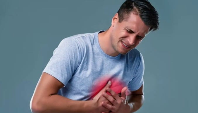 त्यामुळेच हार्ट अॅटकच्या धोक्यापासून दूर राहण्यासाठी काही काळजी घेणे गरजेचे आहे. दररोज शरीराची स्ट्रेचिंग करणे गरजेचे आहे. तसेच जेवणात आपण काय काय पदार्थ खातोय याकडेही लक्ष देणे फार गरजेचे आहे. 