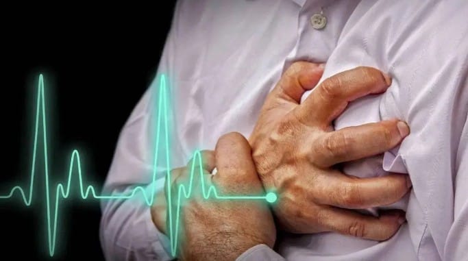 सायलेंट हार्ट अटॅक टाळण्यासाठी पुरेशी झोप घ्या. तसेच नियमित आरोग्य तपासण्या करा. व्यायामही रोज करायला विसरू नये. अशा प्रकारची खबरादरी घेतली तर खुर्चीवर बसून काम करणारे हृदयविकाराच्या झटक्यापासून स्वत:ला वाचवू शकतात. 