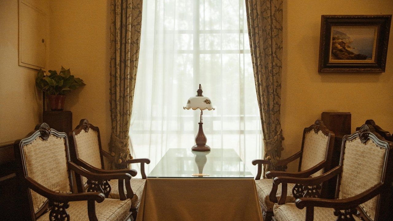 वास्तुशास्त्रानुसार, खिडक्या योग्य दिशेने आणि योग्य संख्येत असणे फार गरजेचे आहे. यामुळे घरात सकारात्मक ऊर्जा टिकून राहते. पण ही संख्या नेमकी किती असावी याबद्दल आपण जाणून घेऊया.