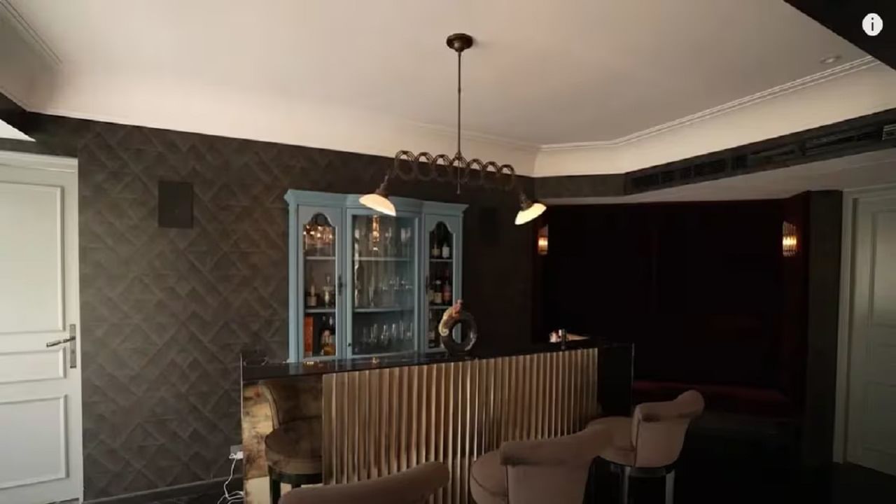 चंकी पांडे आणि भावना पांडे यांच्या घराची रचना करताना, त्यात अनेक आधुनिक घटकांचा वापर करण्यात आला आहे आणि ठळक रंगांचाही वापर करण्यात आला आहे.