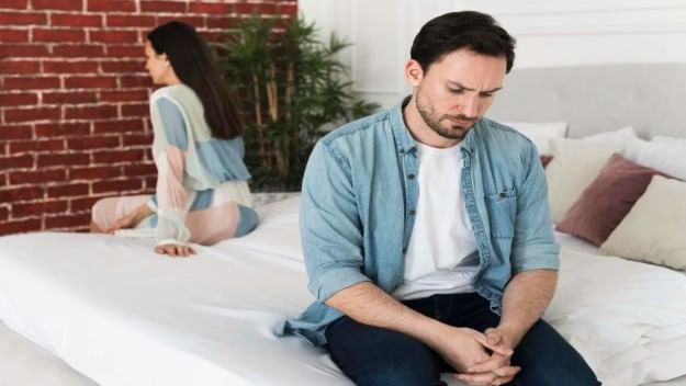 गुगल जेमिनीला बायको रागात असेल आणि नवरा-बायकोचे भांडण होत असेल तर काय करावे? भांडण कसे मिटवावे असे विचारण्यात आले. जेमिनीने या प्रश्नाचे उत्तर अवघ्या काही सेकंदात दिले आहे. 