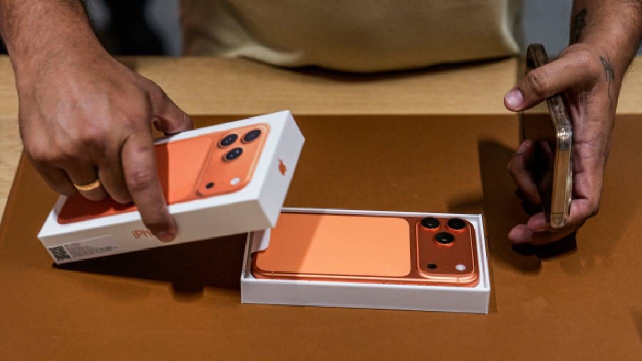 Apple कंपनीचा फोन अर्थात iPhone बाळगणं हे आजकाल स्टेटस सिम्बॉल मानलं जातं. प्रचंड महाग असणाऱ्या या फोनचं  नवं मॉडेल दरवर्षी बाजारात येतं आणि ते घेण्यासाठी वेड्यासारखी गर्दी असते. iPhone चं नवं मॉडेल iPhone 17 प्रो 256 जीबी, हे नुकतचं लाँच झालं असून भारतातही ते विकत घेण्यासाठी मोठी झुंबड उडाली होती. मात्र आयफोनची प्रचंड किंमत असूनही ते घेण्यासाठी लोकं उत्सुक असतात.( Photo : PTI/Getty Images) 