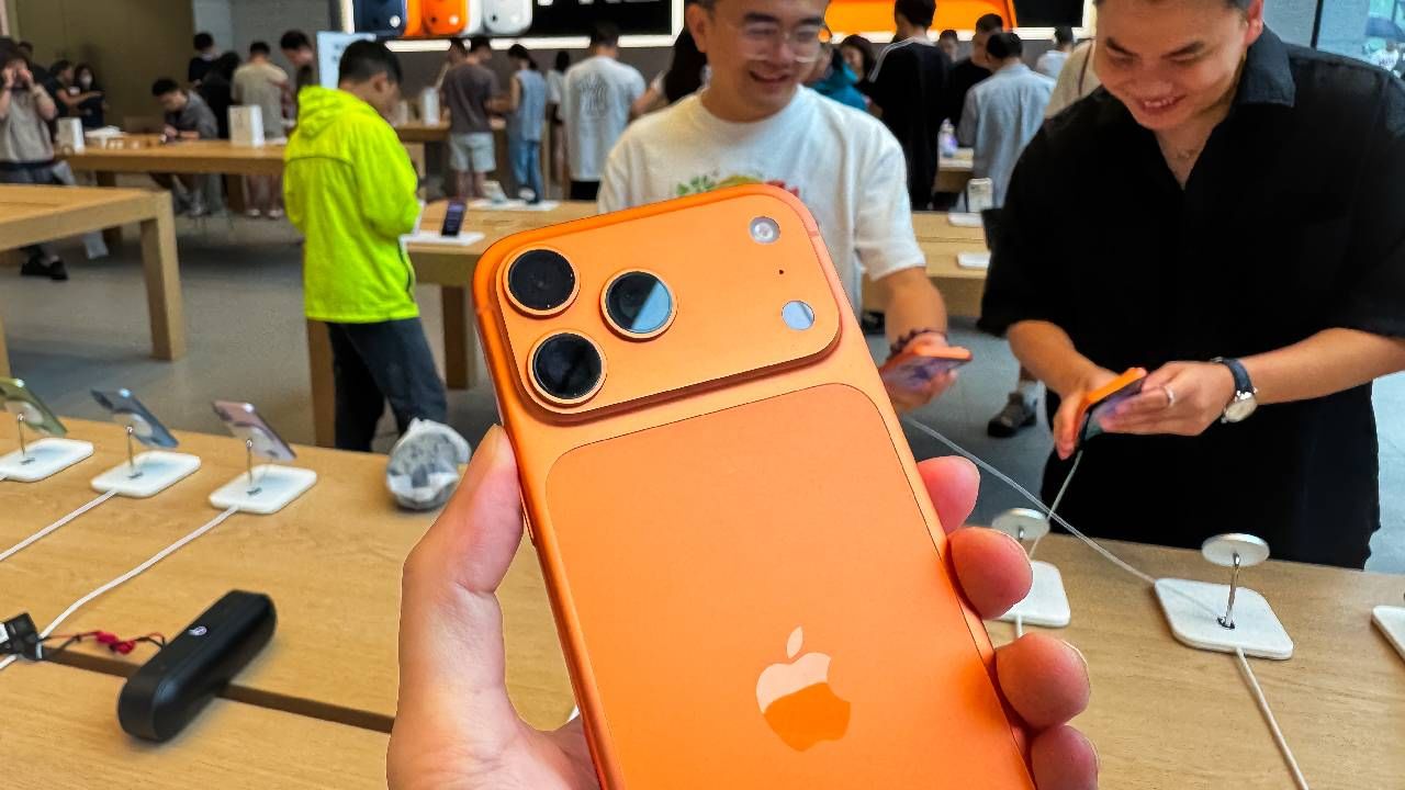 यूएई - 98 हजार 200 रुपये देऊन यूएईमध्ये आयफोन प्रोचं नवं मॉडेल मिळतं .