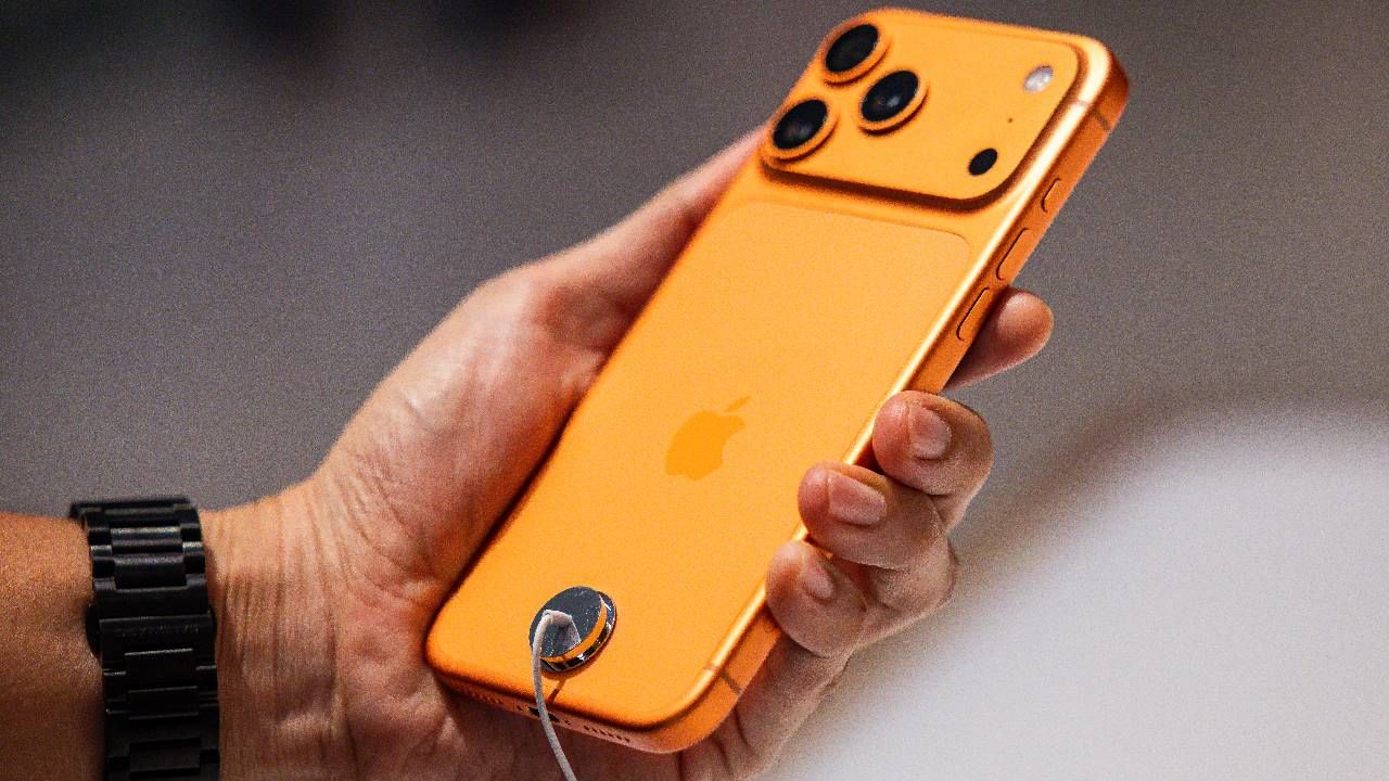 अमेरिका - यूएसमध्ये iPhone 17 प्रो 256 जीबीच्या मॉडेलची किंमत आहे 86 हजार 900 रुपये