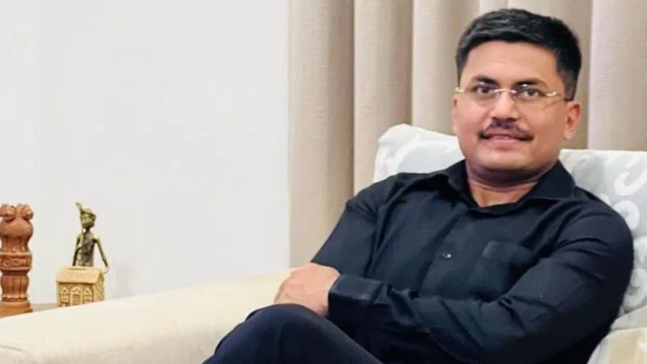 त्यांनी अभ्यास सुरु ठेवला सिव्हिल सर्व्हिसेस (यूपीएससी सीएसई) मध्ये त्यांच्या पहिल्याच प्रयत्नात ते मुलाखती पर्यंत पोहोचले होते. मात्र त्यांना यश मिळाले नाही. त्यांनी दुसऱ्या प्रयत्नात 77 वी रँक मिळवली व ते आयएएस बनले.  