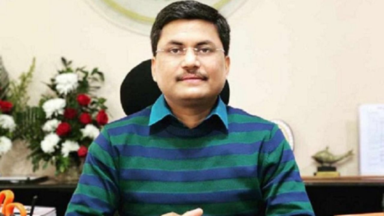 अवनीश शरण हे सुरुवातील एक एक सामान्य विद्यार्थी होते. त्यांना दहावीला 44 टक्के गुण मिळाले होते. त्यांना बारावीला 65 टक्के आणि त्यानंतर पदवीला 60 टक्के गुण मिळाले होते.  