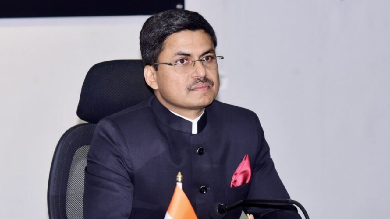 आयएएस अवनीश शरण यांची कथा सर्वांसाठी प्रेरणादायी आहे. तुम्ही अनेकदा पहिल्याच प्रयत्नात यश मिळवलेल्या विद्यार्थ्यांची कहाणी वाचली असेल, मात्र अवनीश शरण यांना राज्य लोकसेवा आयोगाच्या परीक्षेत तब्बल 10 वेळा अपयशाचा सामना करावा लागला होता. मात्र त्यांनी मेहनतीच्या जोरावर अखेर यश मिळवले आहे. 