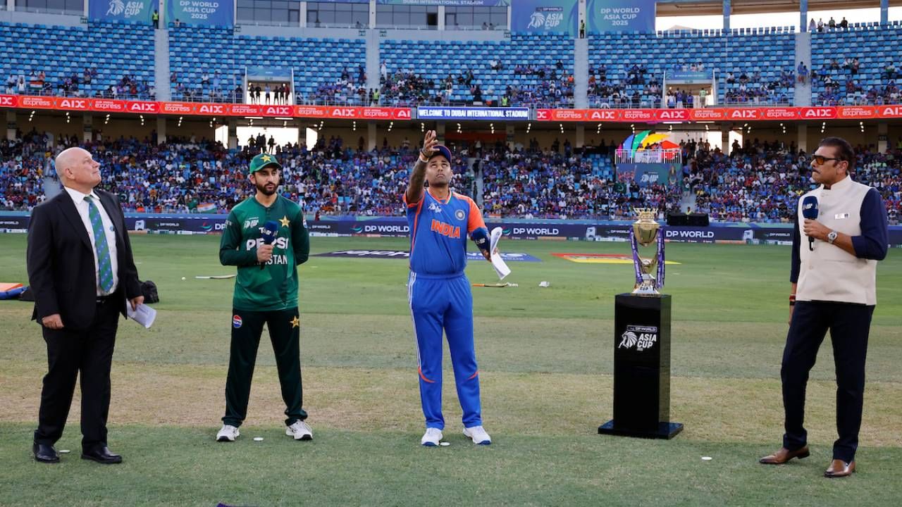 आशिया कप 2025 स्पर्धेचा अंतिम सामना भारत आणि पाकिस्तान यांच्यात होत आहे. हा सामना दुबईच्या आंतरराष्ट्रीय मैदानात 28 सप्टेंबरला होणार आहे. भारत आणि पाकिस्तान यांच्यात या स्पर्धेत तिसऱ्यांदा सामना होणार आहे.  (फोटो- ACC)