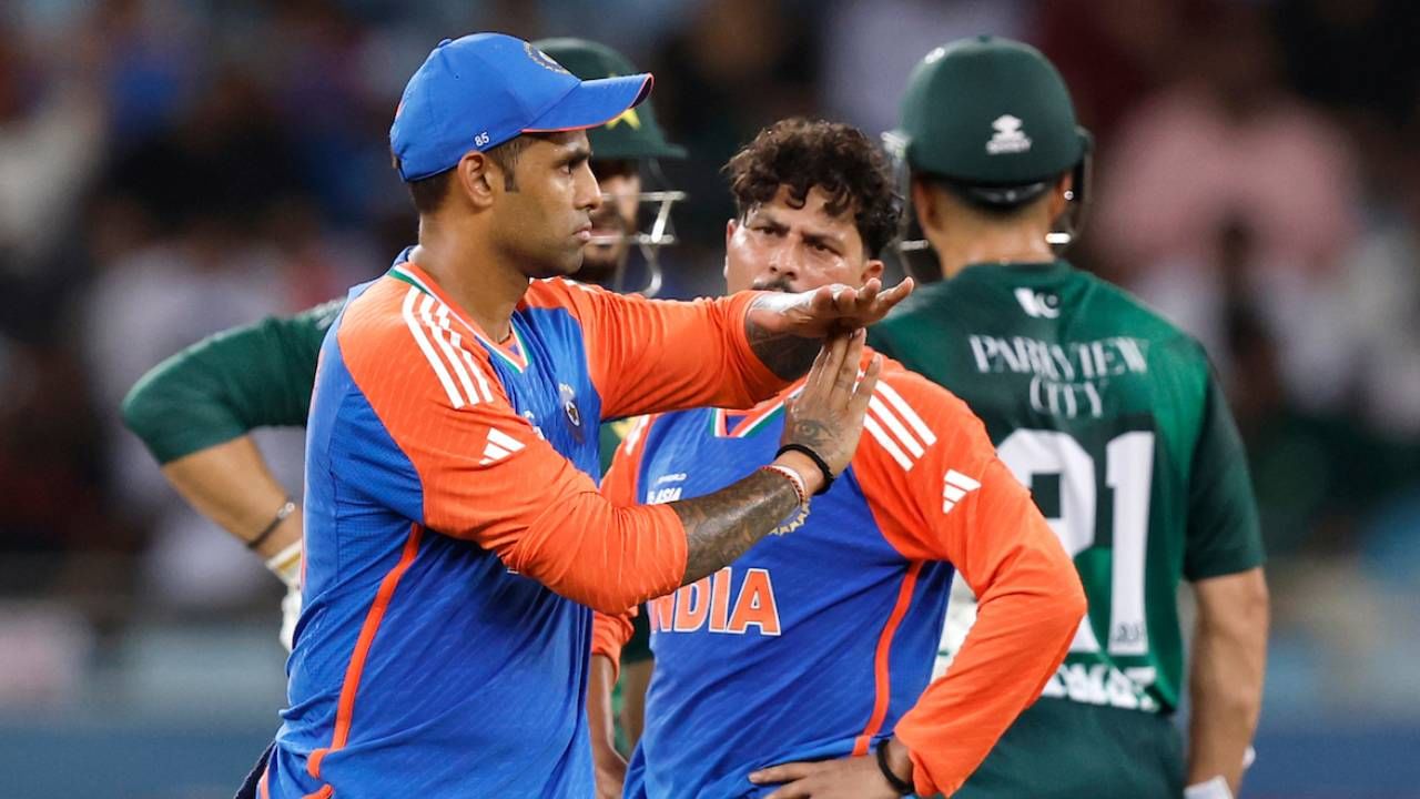 भारताने या स्पर्धेत पाकिस्तानला दोनदा पराभूत केलं आहे. त्यामुळे अंतिम सामन्यात भारताचं पारडं जड आहे. पण आतापर्यंत आशिया कप स्पर्धेच्या इतिहासात टीम इंडियाची कामगिरी कशी राहिली आहे ते जाणून घ्या. (फोटो- ACC)