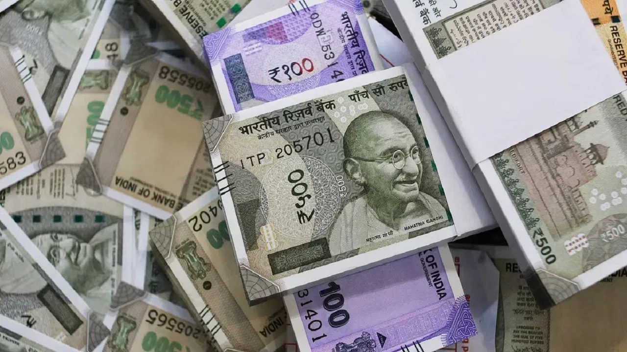 महागाई दर 7-8% ने वाढला तर किंमत आणखी वेगाने कमी होऊ शकते. त्यामुळे तुम्ही फक्त पैसे साठवण्याचा विचार करत असाल तर ते तुमच्यासाठी धोक्याचे असेल, कारण दिवसेंदिवस पैशांचे मूल्य कमी होत जाईल.  