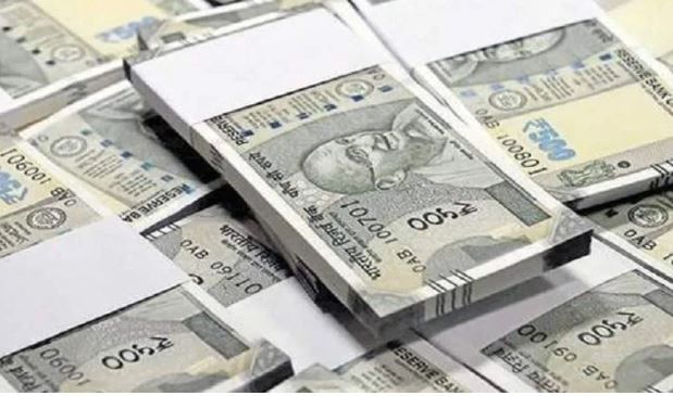 तुम्ही अनेकदा अमुक व्यक्तीच्या घरावर प्राप्तिकर विभागाची धाड पडल्याचे ऐकले असेल. अशा धाडींमध्ये कोट्यवधी रुपयांची रोकड सापडल्याचे फोटोही तुम्ही अनेकदा पाहिले असते. भारतात अशा घटना नव्या नाहीत. प्राप्तिकर विभागाने याआधी अशा अनेक कारवाया केलेल्या आहेत.