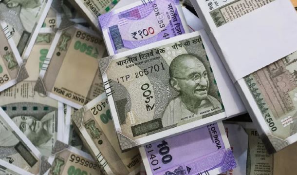 तुम्ही घरात कितीही रुपयांची रोकड ठेवू शकता. मात्र तुमच्याजवळ असलेल्या या कॅश पैशांचा तुम्हाला हिशोब देता येणे गरजेचे आहे. म्हणजेच हे पैसे कुठून आले, या उत्पन्नाचा मार्ग काय? या पश्नांची तुमच्याकडे उत्तरं असली पाहिजेत. 