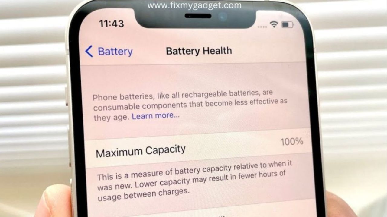 तुमच्या आयफोनची बॅटरी क्षमता तपासणे खूप सोपे आहे. ते थेट फोनच्या सेटिंग्जमध्ये करता येते. जर तुमच्या आयफोनची बॅटरी तिच्या कमाल क्षमतेच्या ८०% किंवा त्यापेक्षा कमी झाली असेल, तर तुम्हाला ती बदलण्याची आवश्यकता आहे, असे Apple ने सांगितले आहे.