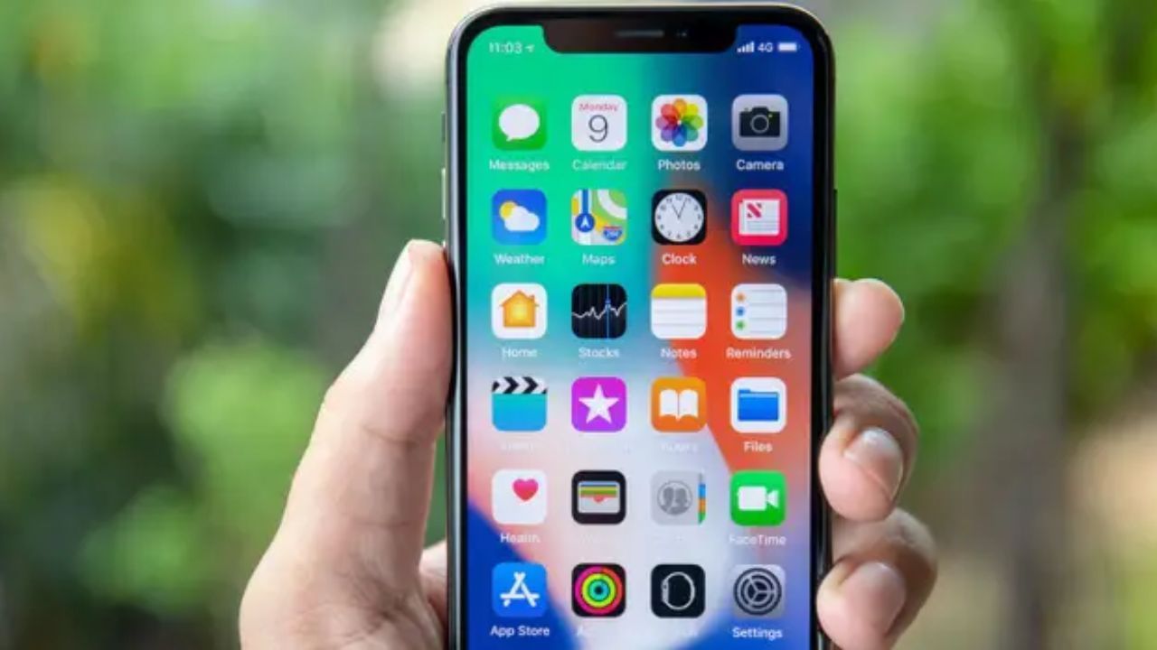 तुमच्या आयफोनच्या सेटिंग्ज (Settings) मध्ये जा. येथे, बॅटरी (Battery) पर्यायावर टॅप करा. त्यानंतर बॅटरी हेल्थ अँड चार्जिंग (Battery Health & Charging) वर टॅप करा.