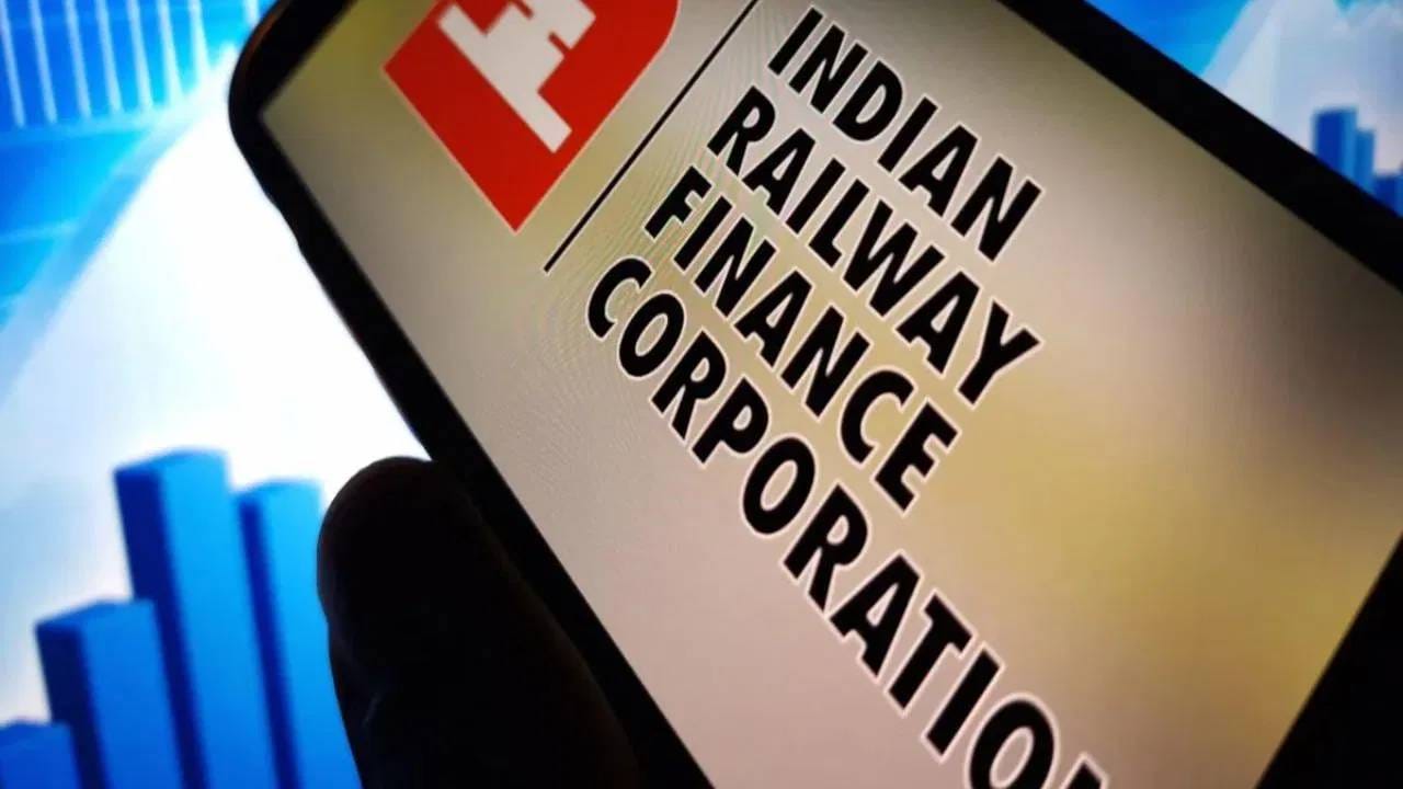 IRFC बाजारातून उभारलेला निधी हा ट्रेन, लोकोमोटिव्ह, कोच आणि ट्रॅक खरेदी करण्यासाठी किंवा बांधण्यासाठी वापरला जातो. जेव्हा आयआरएफसी ही मालमत्ता खरेदी करते तेव्हा ती रेल्वेला भाड्याने देते. त्यानंतर रेल्वे दरवर्षी भाडे देते. या भाड्याला लीज रेंटल म्हणतात.