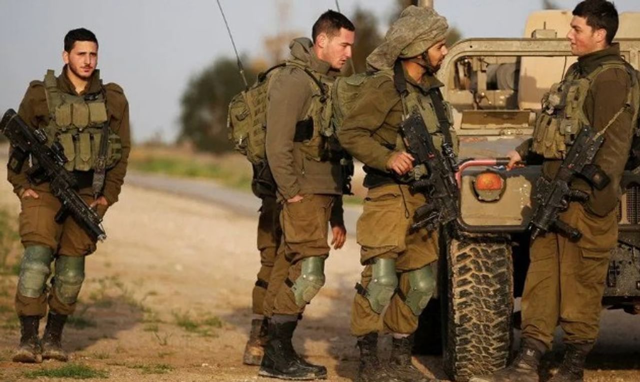 हुथी बंडखोरांना संपवण्यासाठी इस्रायल देश पेटून उटला आहे. काहीही झालं तरी हुथी बंडखोरांना आम्ही समूळ नष्ट करणारच असे इस्रायलचे प्रमुख बेंजामीन नेतान्याहू यांनी बोलून दाखवले आहे. हाच उद्देश समोर ठेवून इस्रायलने येमेनच्या बंदराला लक्ष्य केले आहे. 