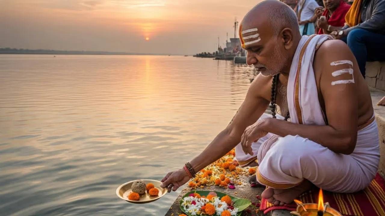 म्हणून दरवर्षी पितृ पक्षात पूर्वजांचा आशीर्वाद प्राप्त करण्यासाठी श्राद्ध केलं जातं. मार्कण्डेय पुराणानुसार, ज्या कुळात श्राद्ध विधी केला जात नाही, तिथे दीर्घायु, निरोग आणि वीर संतान जन्म घेत नाही.ना कुटुंबात काही मंगल होतं. 