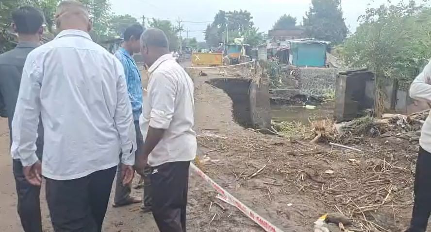 जळगाव जिल्ह्यातील पाचोर्‍याच्या सातगाव डोंगरी परिसरात एक अजब घटना घडली आहे. इथे एक वेगळीच अफवा पसरल्याचे समोर आले. या अफवेमुळे लोक थेट सैरावैरा पळत सुटले होते. ही घटना सध्या सगळीकडे चर्चेचा विषय ठरत आहे.