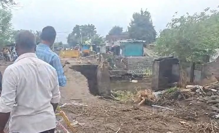 या अफवेमुळे काही काळ ग्रामस्थांमध्ये भीतीचे वातावरण पसरले होते. या गावात थेट धरण फुटल्याची अफवा पसरली होती. ही अफवा पसरताच गावातील ग्रामस्थ सैरावैरा धावू लागले. या अफवेमुळे तर काही लोकांनी गावदेखील सोडल्याचे समोर आले.