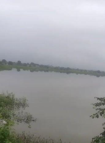 सातगाव डोंगरी परिसरात गेल्या काही दिवसांपासून सुरू असलेल्या ढगफुटीसदृश मुसळधार पावसामुळे मोठ्या प्रमाणात नुकसान झाले आहे. या पावसामुळे ग्रामस्थ, शेतकरी संकटात सापडले आहेत. याच पावसामुळे धरण फुटल्याची अफवा पसरली होती.