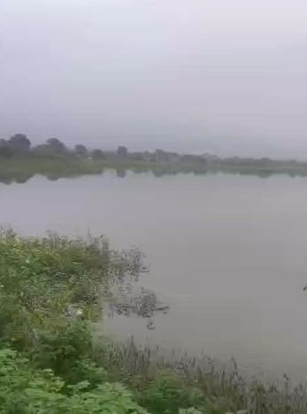 या अफवेला बळी पडून काही ग्रामस्थांनी थेट गाव सोडलं. काही ग्राममस्थ डोंगरावर धावत सुटले होते. मात्र तरुणांनी गावकऱ्यांना चित्रफित दाखवल्यामुळे आता धरण फुटल्याची फक्त अफवा होती, असे समजून ग्रामस्थांनी सुटकेचा निश्वास टाकला आहे.