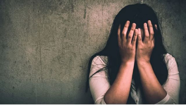 हे प्रकरण समोर येताच पोलीस कर्मचाऱ्यासह त्याची आई व पत्नी अशा एकूण तिघांवर जळगाव शहर पोलीस ठाण्यात गुन्हा दाखल करण्यात आला आहे. पोलीस या प्रकरणाची चौकशी करत आहेत.