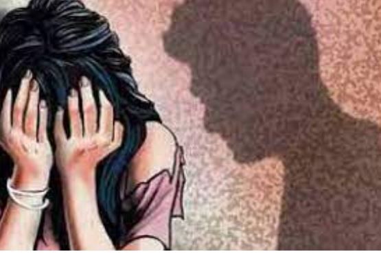 पोलीस कर्मचाऱ्याचे याआधीच लग्न झालेले होते. मात्र बंगाली महिलेला जाळ्यात ओढण्यासाठी त्याने आपले लग्न झाल्याचे लपवले. तसेच बंगाली महिलेला लग्नाचे आमिष दाखवले आणि शहरातील विविध हॉटेल्समध्ये तिच्यावर वारंवार अत्याचार केले.