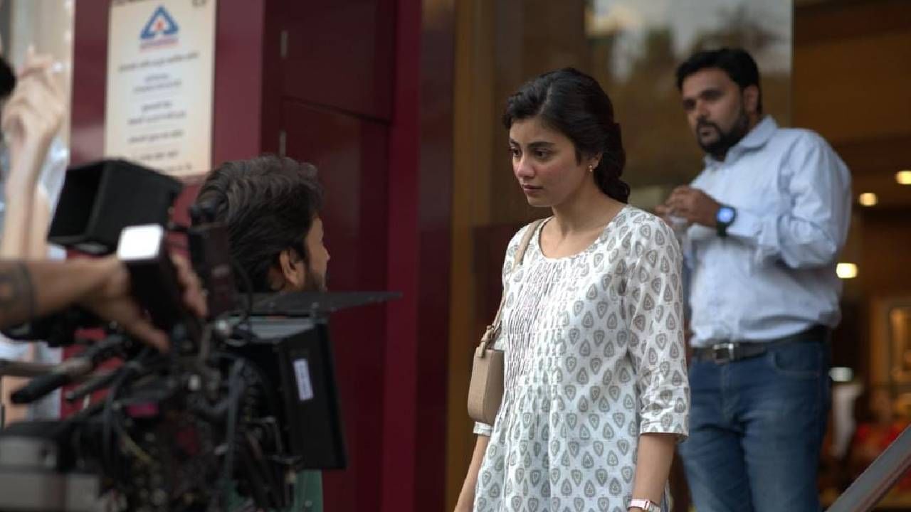 चित्रपटात एक ट्विस्ट येताच तिची भूमिका संपुष्टात येते. परंतु त्यातही तिने अभिनय आणि व्यक्तिसौंदर्याने आपली विशेष छाप सोडली आहे. 'आरपार'मुळे जान्हवीला विशेष प्रेम मिळालं आहे. नवोदित अभिनेत्री म्हणून जान्हवीचा प्रवास आता खऱ्या अर्थाने सुरू झाला आहे. 
