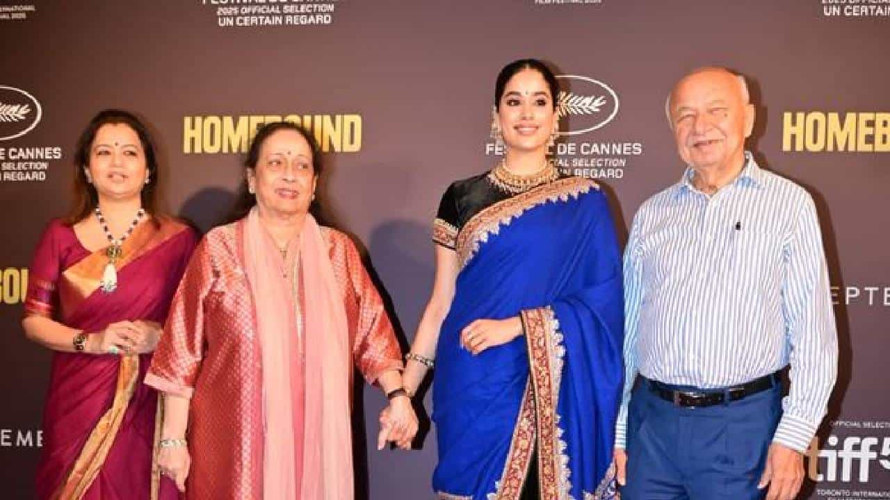 अभिनेत्री जान्हवी कपूरने अखेर बॉयफ्रेंड शिखर पहाडियाच्या कुटुंबीयांची मनं जिंकली आहेत, असं म्हणायला हरकत नाही. कारण तिच्या 'होमबाऊंड' या चित्रपटाच्या स्क्रिनिंगला शिखरच्या कुटुंबीयांची विशेष उपस्थिती पहायला मिळाली.
