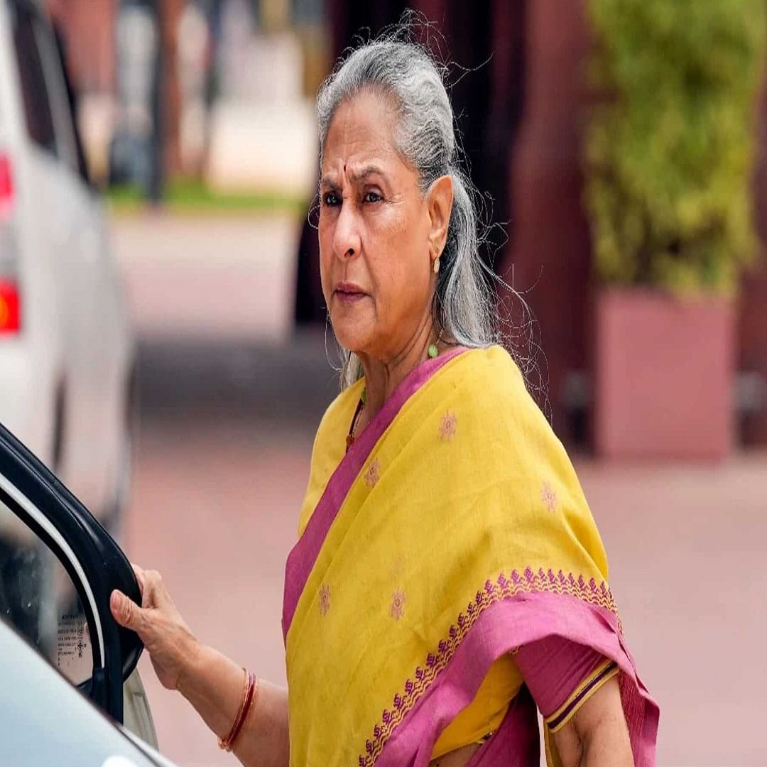 जया बच्चन: जया बच्चन, अभिनेत्री असण्यासोबतच, समाजवादी पक्षाच्या खासदार देखील आहेत. तथापि, असे असूनही, त्यांचे कोणतेही सोशल मीडिया अकाउंट नाही. ते कोणतेही सोशल मीडिया वापर नाही. मात्र त्यांच्या कुटुंबातील इतर सदस्य मात्र सोशल मीडिया वापरतात. मग ते अमिताभ बच्चनपासून ते सून ऐश्वर्या रायपर्यंत. तसेच त्यांचे नातवंड देखील सोशल मीडिया वापरतात.  