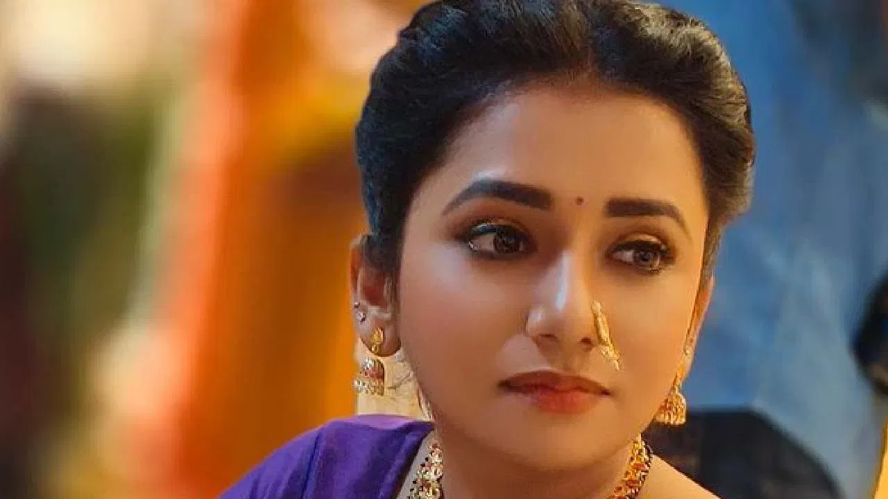 ठरलं तर मग या मालिकेतून प्रेक्षकांच्या मनात घर करणारी अभिनेत्री म्हणजे जुई गडकरी. या मालिकेतील तिच्या भूमिकेने प्रेक्षकांची मने जिंकली आहेत. जुई सोशल मीडियावर देखील प्रचंड सक्रिय असते. नुकताच तिने केलेल्या पोस्टने सर्वांचे लक्ष वेधले आहे.