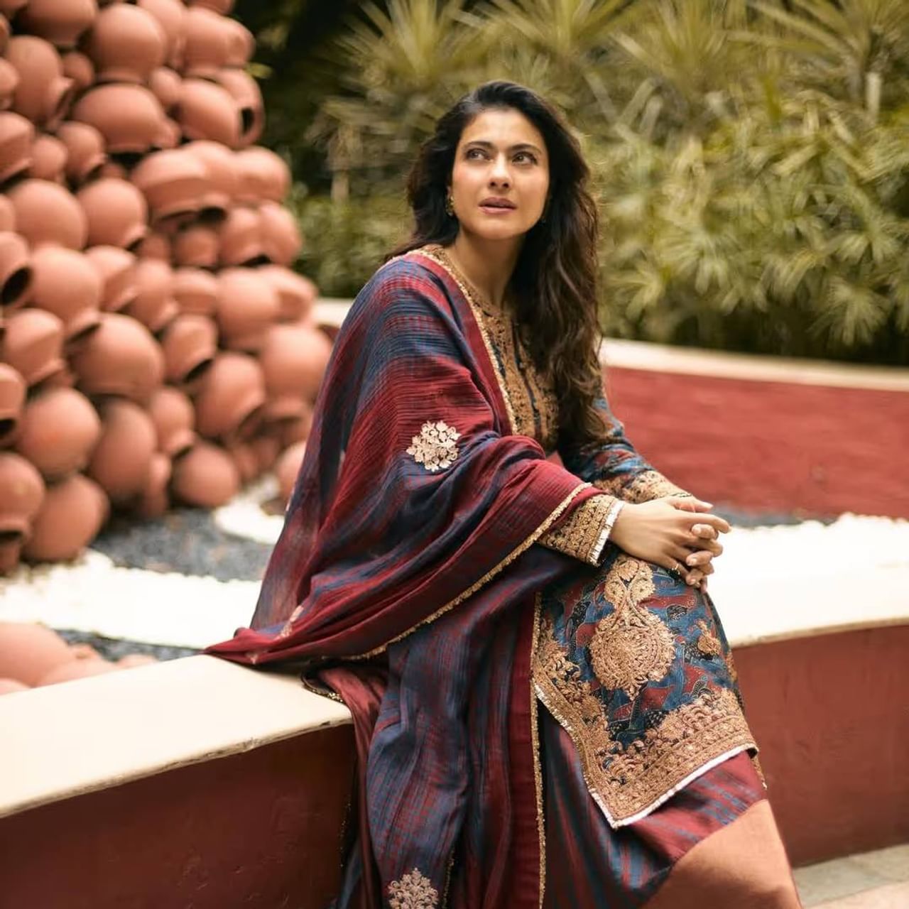 या दरम्यान काजोल आपली डेब्यू फिल्म 'बेखुदी' बद्दल बोलली. काजोलने वयाच्या 16 व्या वर्षी बॉलिवूडमध्ये पाऊल ठेवलं. या फिल्ममध्ये तिला को-स्टार कमल सदानाच्या कानाखाली मारायची होती. कमल सदाना काजोलपेक्षा 4 वर्षांनी सिनिअर होता. कमल सदानाच्या कानाखाली मारण्याची काजोलची तयारी नव्हती. ते तिला पटत नव्हतं. कारण तिच्या नजरेत अभिनेत्याने काही चुकीच केलं नव्हतं. 