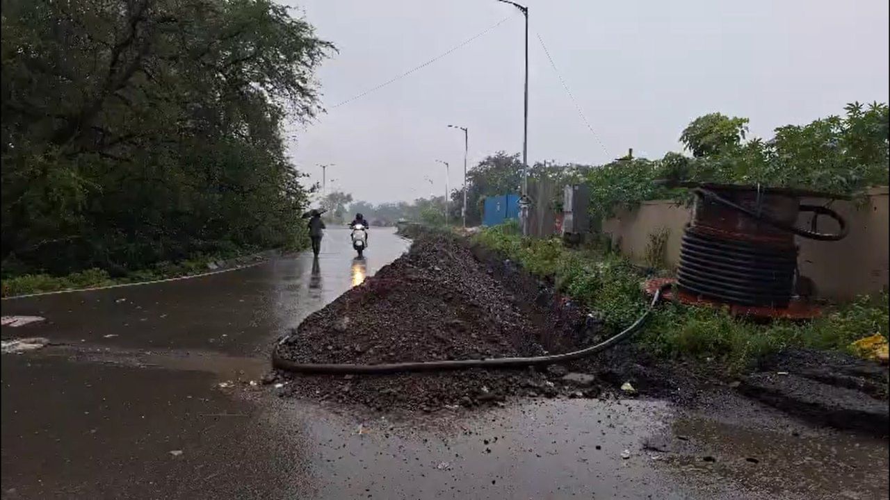 या अर्धवट कामामुळे हा मुख्य मार्ग वाहतुकीसाठी अत्यंत धोकादायक बनला आहे. दुचाकी आणि चारचाकी वाहनचालकांना जीव धोक्यात घालून प्रवास करावा लागत आहे. ज्यामुळे अनेक छोटे-मोठे अपघात घडत असल्याची माहिती स्थानिकांनी दिली.
