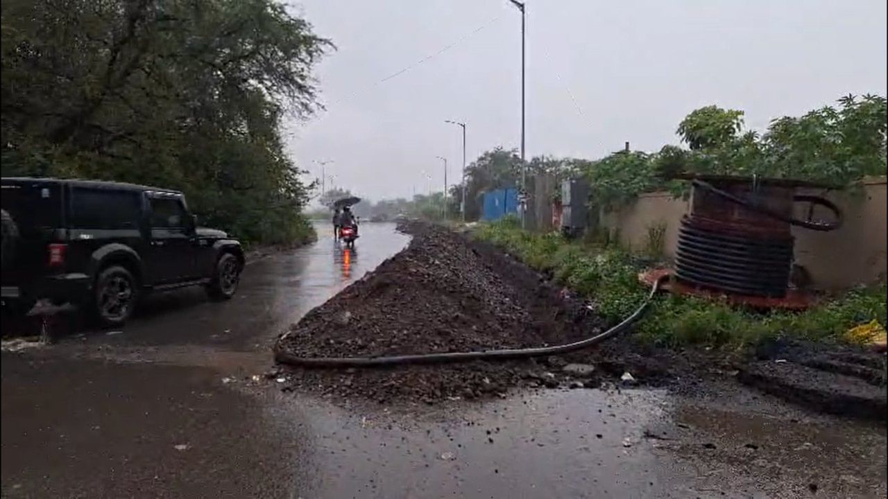 स्थानिक नागरिकांनी दिलेल्या माहितीनुसार, महावितरण केवळ खोदकाम करून सोडून देते आणि काम पूर्ण करण्याची जबाबदारी घेत नाही, असा आरोप त्यांनी केला आहे. महावितरणच्या या भोंगळ कारभारावर स्थानिक प्रशासनही दुर्लक्ष करत असल्याचे दिसून येत आहे.