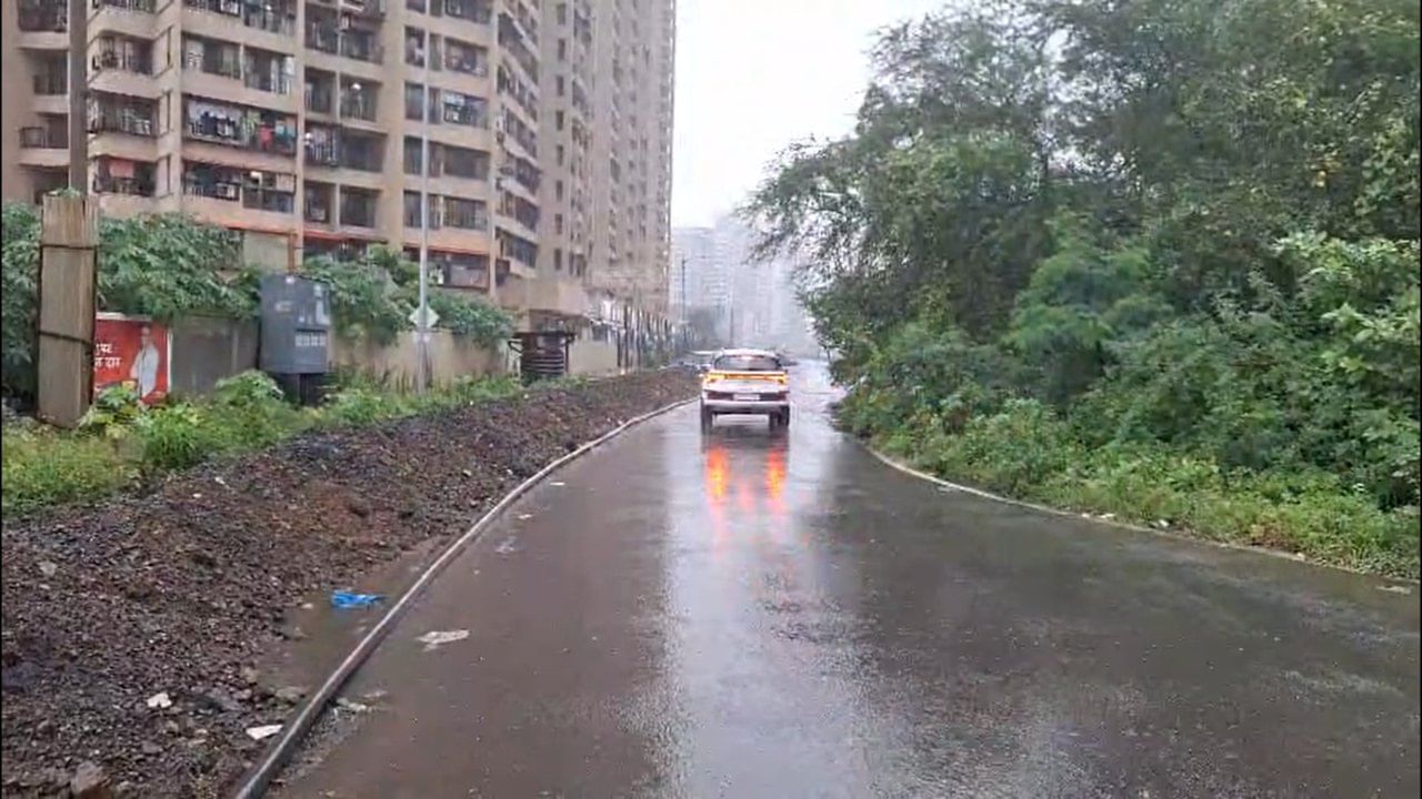 महावितरणने रोनक सिटी परिसरातील रिंग रोडवर भुयारी केबल टाकण्यासाठी सुमारे दोन महिन्यांपूर्वी रस्ता खोदण्यास सुरुवात केली होती. मात्र, हे काम वेळेत पूर्ण न झाल्याने सध्या रस्त्यावर मोठ्या प्रमाणात खड्डे, मातीचे ढिगारे आणि चिखल साचला आहे.