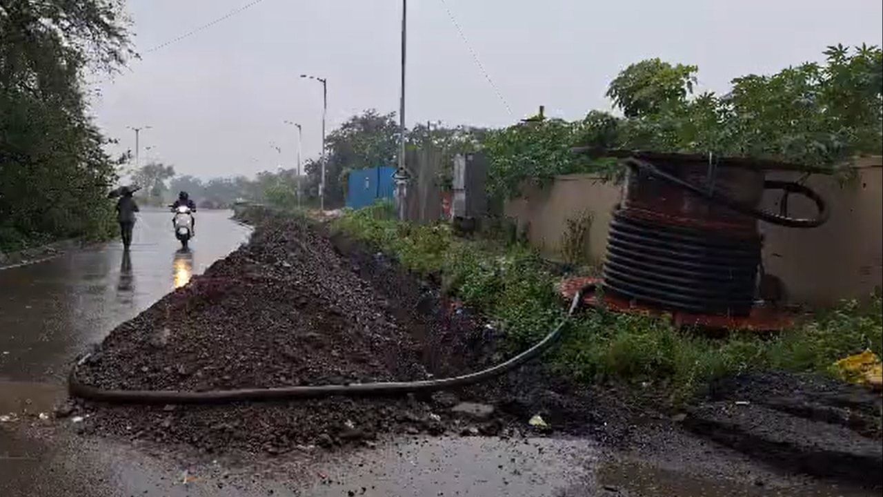 महावितरण आणि स्थानिक प्रशासनाच्या निष्काळजीपणामुळे मोठा अपघात होण्याची शक्यता वाढली आहे. महावितरणने तातडीने हे काम पूर्ण करून रस्ता पूर्ववत करावा आणि नागरिकांना या त्रासातून मुक्त करावे, अशी मागणी स्थानिक रहिवाशांनी केली आहे