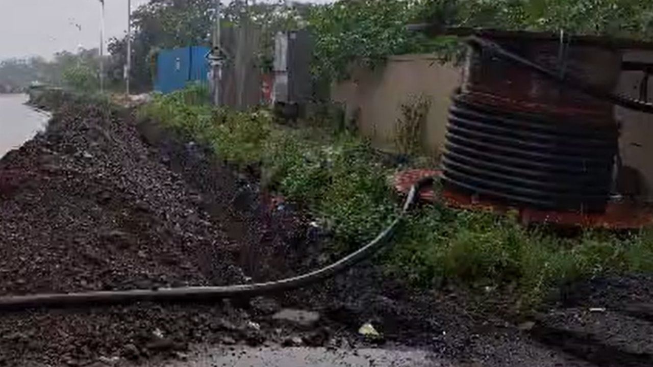 कल्याणमधील रिंग रोड परिसरातील रहिवाशांना गेल्या दोन महिन्यांपासून महावितरणच्या निष्काळजी कारभारामुळे मोठा त्रास सहन करावा लागत आहे. भुयारी केबल टाकण्यासाठी खोदलेले रस्ते अद्यापही अर्धवट अवस्थेत आहेत. त्यामुळे वाहतूक कोंडी, खड्डे आणि चिखलाच्या समस्येने नागरिक त्रस्त झाले आहेत. यामुळे केवळ प्रवाशांनाच नाही तर स्थानिक रहिवाशांच्या सुरक्षिततेचा प्रश्नही ऐरणीवर आला आहे.