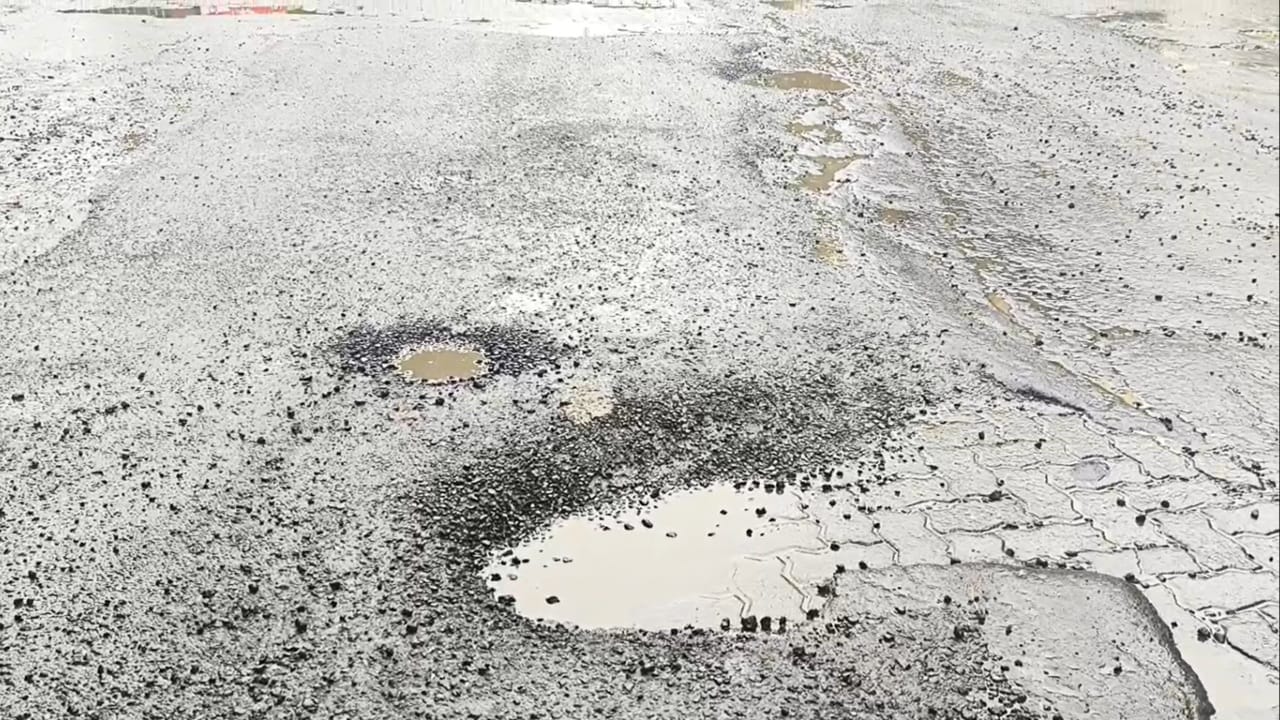 पण पावसाने आणि वाहतुकीने या तात्पुरत्या दुरुस्तीचा बोजवारा उडाला आहे. त्यामुळे पुन्हा एकदा या ठिकाणी मोठे खड्डे पडले आहेत. आयुक्त अभिनव गोयल याच रस्त्यावरून रोज ये-जा करतात. तरीही त्यांच्या घरासमोरील रस्त्याची ही अवस्था पाहून नागरिकांमध्ये तीव्र नाराजी आहे.