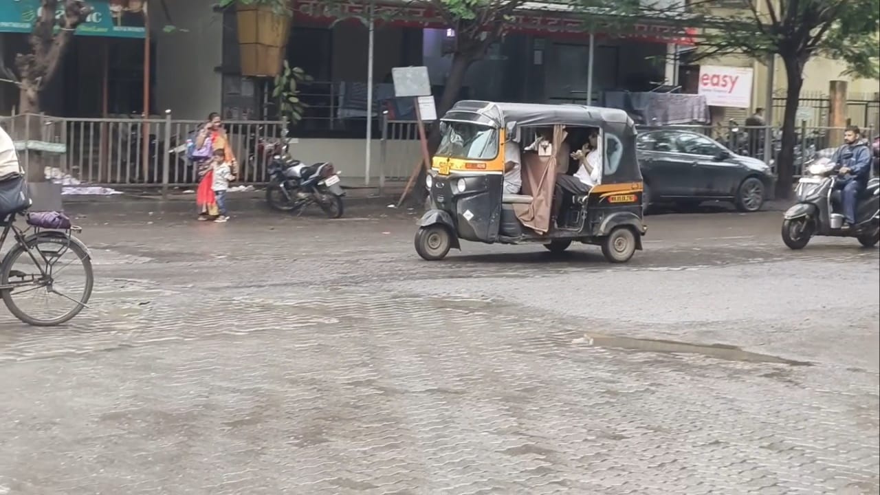 गणेशोत्सवापूर्वी खड्डेमुक्त रस्त्यांचा दावा करणाऱ्या कल्याण-डोंबिवली महानगरपालिकेचा दावा फोल ठरल्याचे पुन्हा एकदा सिद्ध झाले आहे. विशेष म्हणजे, गणरायाचे आगमन आणि आता विसर्जनही खड्ड्यातूनच होत आहे. त्यामुळे विघ्नहर्त्याच्या मिरवणुकीतच विघ्न आल्याचे पाहायला मिळत आहे.