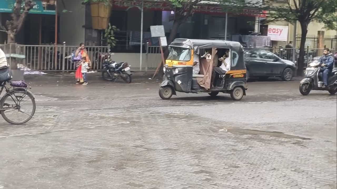 गणेशोत्सवापूर्वी खड्डेमुक्त रस्त्यांचा दावा करणाऱ्या कल्याण-डोंबिवली महानगरपालिकेचा दावा फोल ठरल्याचे पुन्हा एकदा सिद्ध झाले आहे. विशेष म्हणजे, गणरायाचे आगमन आणि आता विसर्जनही खड्ड्यातूनच होत आहे. त्यामुळे विघ्नहर्त्याच्या मिरवणुकीतच विघ्न आल्याचे पाहायला मिळत आहे.