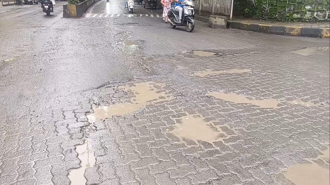 कल्याण पश्चिमेकडील सिंडिकेट परिसरात आयुक्तांचे निवासस्थान आहे. याच निवासस्थानासमोरच्या रस्त्यावर मोठमोठे खड्डे पडले आहेत. विशेष म्हणजे, काही दिवसांपूर्वी हे खड्डे सिमेंटचे ब्लॉक टाकून तात्पुरते बुजवण्यात आले होते.